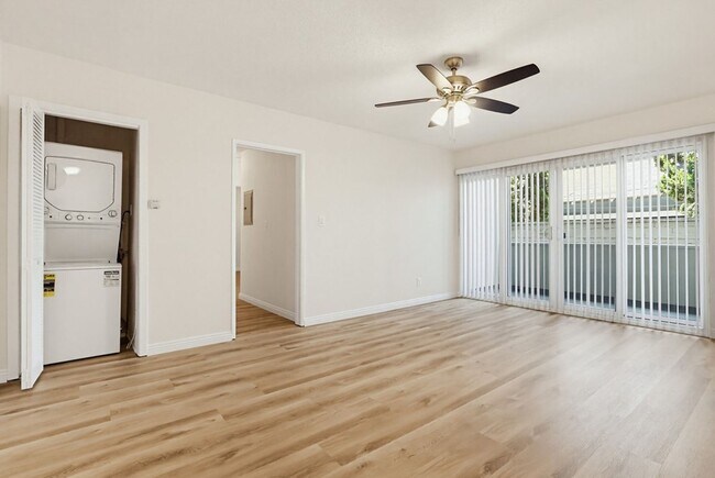 Interior Photo - 537 W. Hyde Park Blvd
