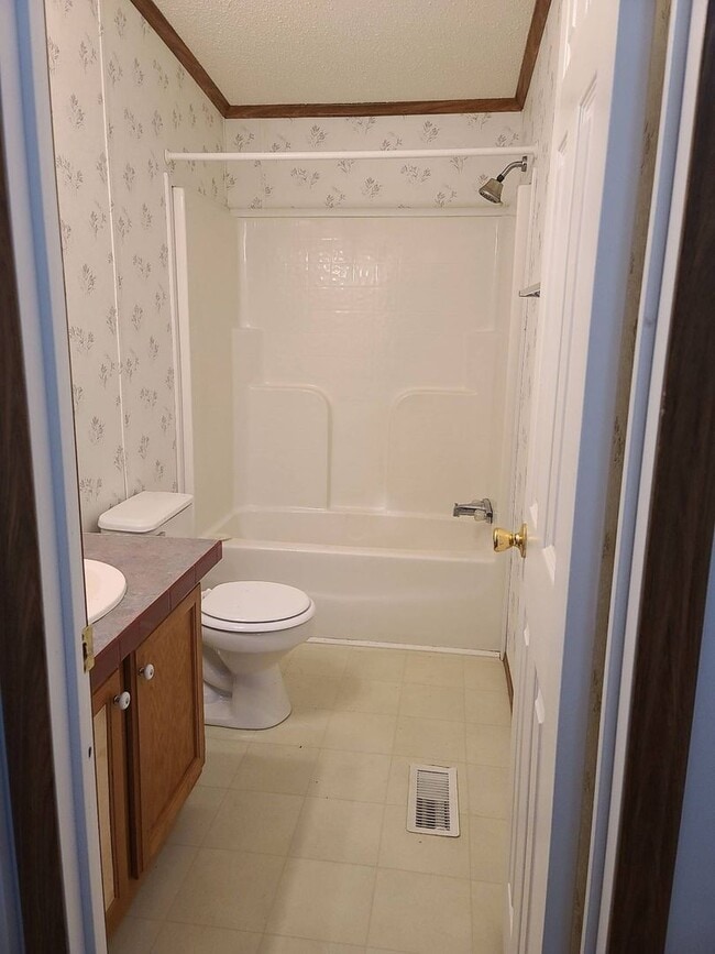 Building Photo - Large Home on Nearly an Acre! ACT NOW! ***RENT SPECIAL : 1/2 OFF FIRST MONTH OF RENT!!!