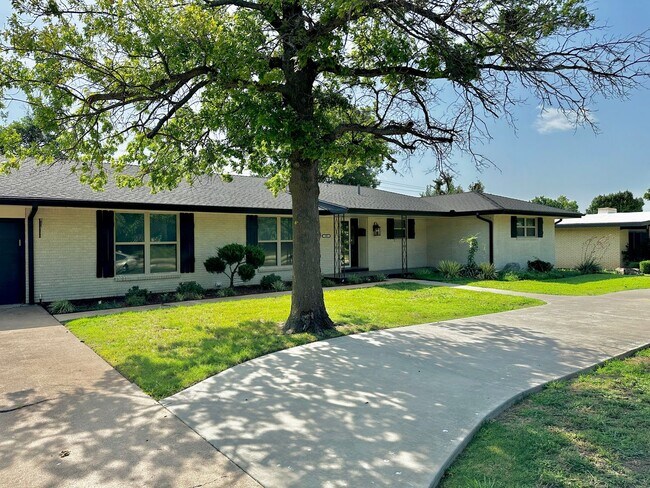 Building Photo - Lawn Care & WiFi Included