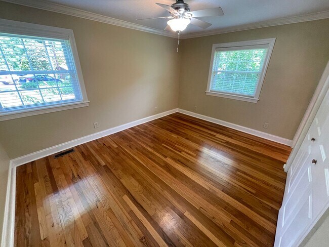 Building Photo - Elegant 4bd/3ba Home with Fenced-in Backyard