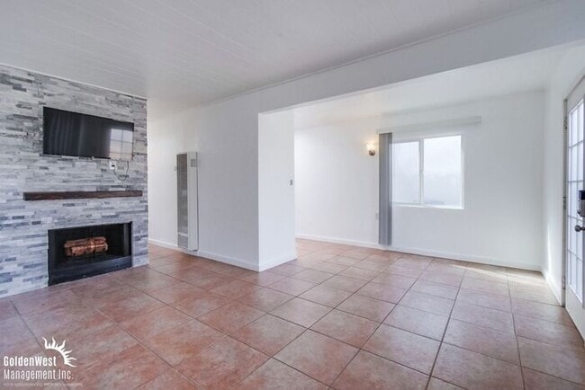 Building Photo - Modern 3Bdm 1Ba Duplex Home in Desirable Point Loma Heights Neighborhood!