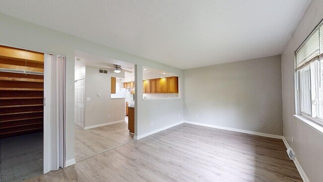 Building Photo - 3 Bedroom/1 bathroom renovated townhouse.
