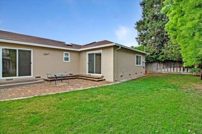 Building Photo - 1535 San Joaquin Ave