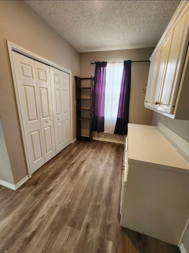 Building Photo - 3 bed 2 bath, move in ready!