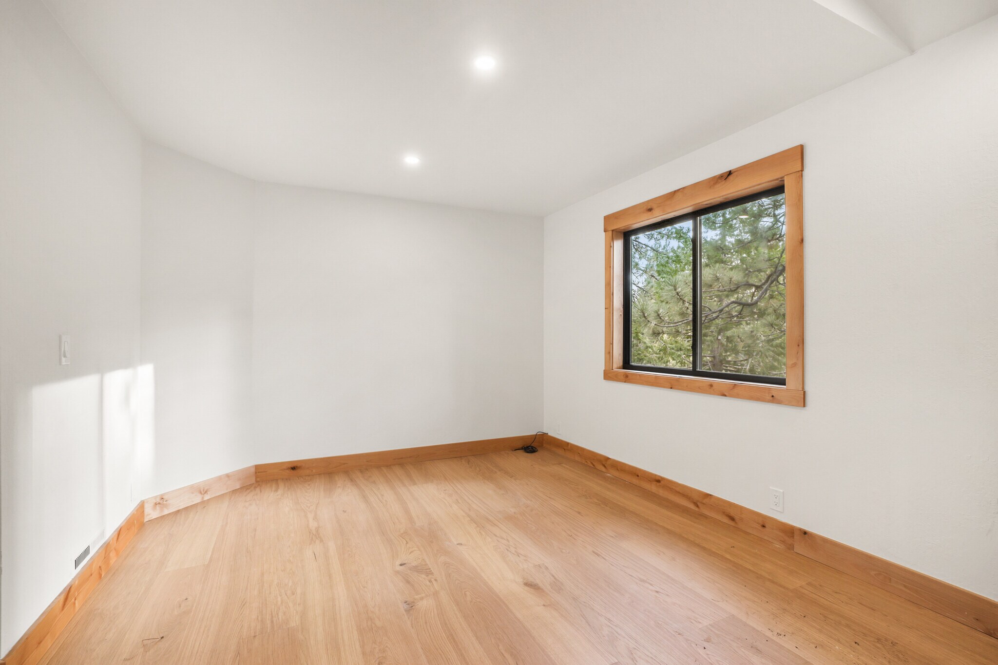 Upstairs Corner Area with abundant natural light - 1029 Tomahawk Trl