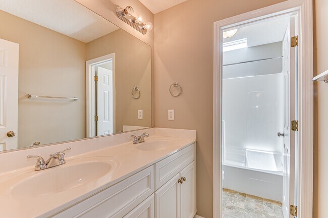 Building Photo - 208 Stonington Dr