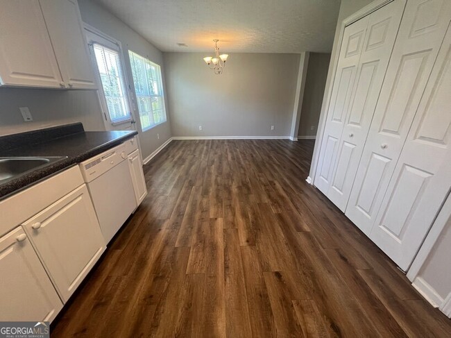 Building Photo - 309 Goldenrod Dr
