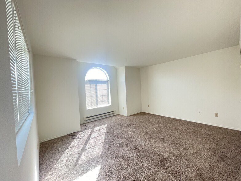Primary Bedroom - 323 Meadow Ave N