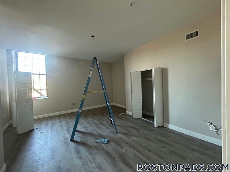 Building Photo - 2 Weaver Street