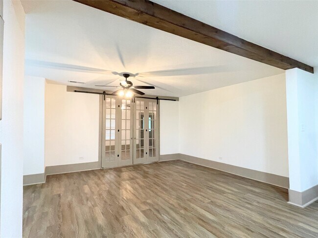 Building Photo - 210 Crescent Dr