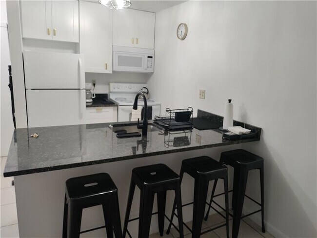 Building Photo - 2771 Riverside Dr