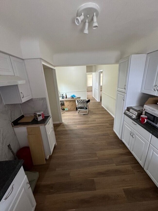 Building Photo - Charming 3-Bedroom Property in Prime Location