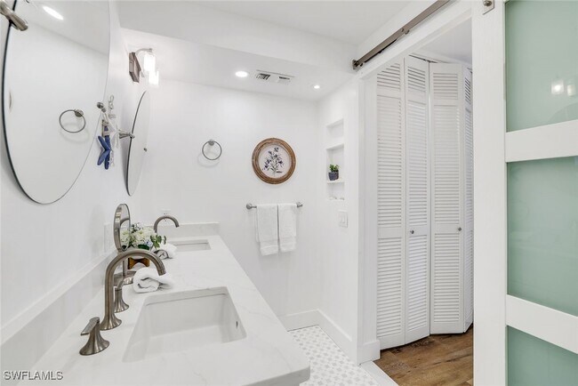 Building Photo - 26340 Hickory Blvd