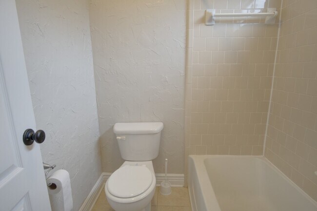 Building Photo - Beautiful 2-Bedroom, 2-Bath Duplex Near Ho...