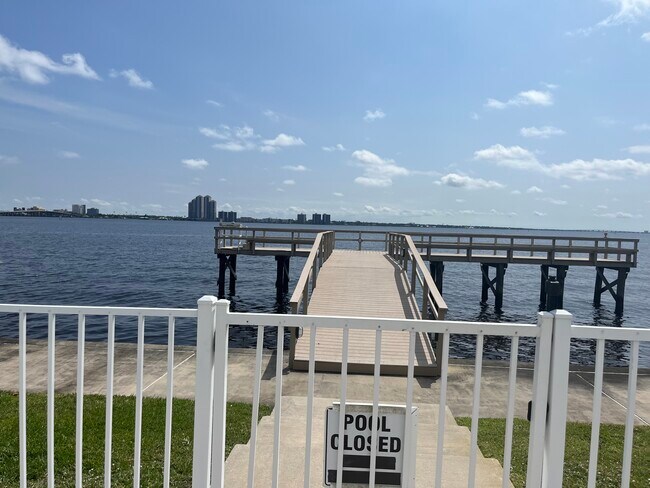 Building Photo - 3368 N Key Dr