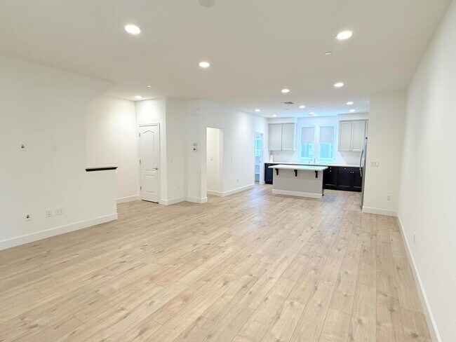 Building Photo - NEW PRICE ! Modern & Luxurious Ryan Terrac...
