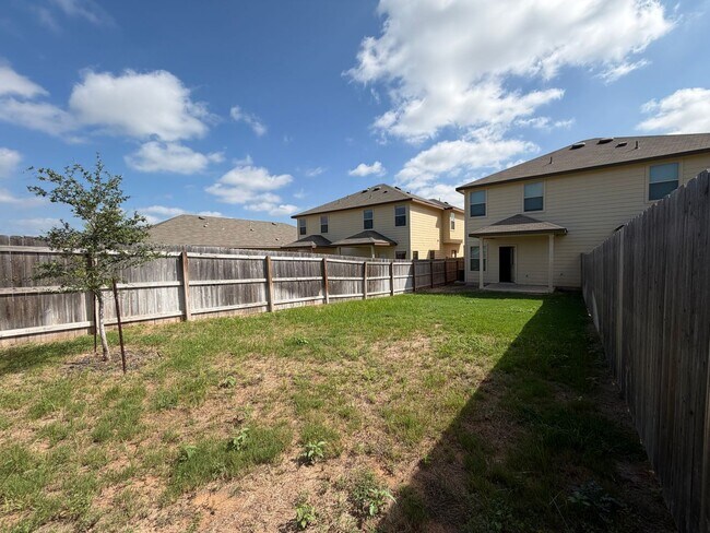 Building Photo - Modern 3/2 Townhome in NBTX