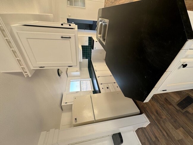 Building Photo - 14574 W 3rd St