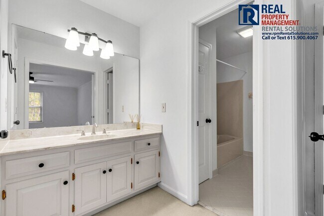 Building Photo - Beautiful Brentwood 3 BD home with attache...