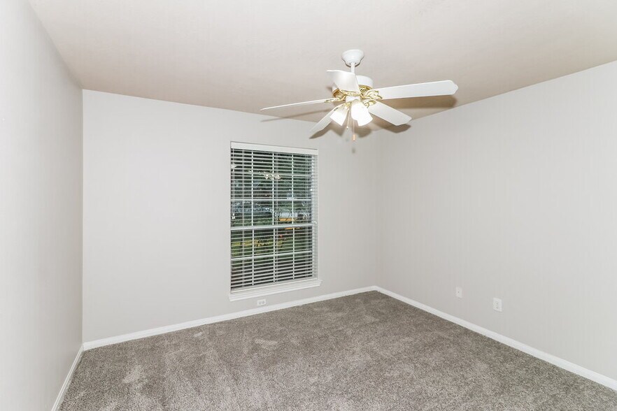 Building Photo - 810 Courtside Dr E