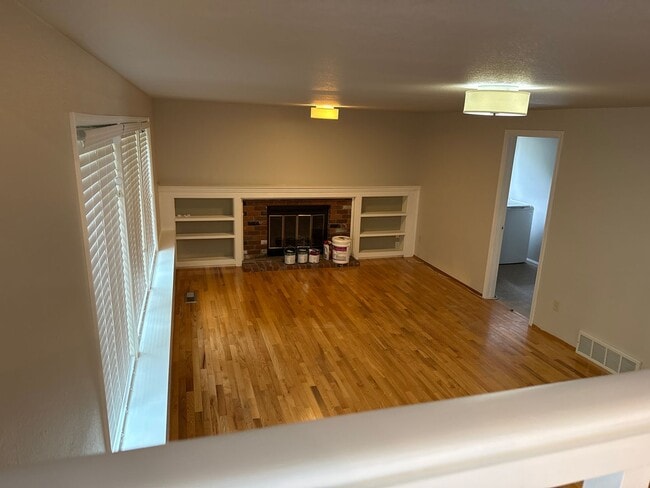 Building Photo - Beautiful Tri-level 3 beds, 2.5 baths plus...