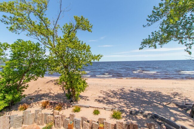 Building Photo - AVAILABLE AUGUST - Beautifully Renovated 2 bed/1bath Home on PARK POINT