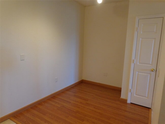 Building Photo - 533 NE 3rd Ave