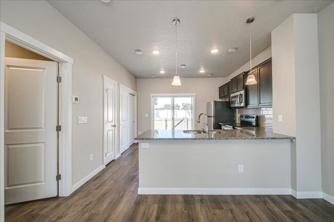 Building Photo - Cute Townhome in SW Boise