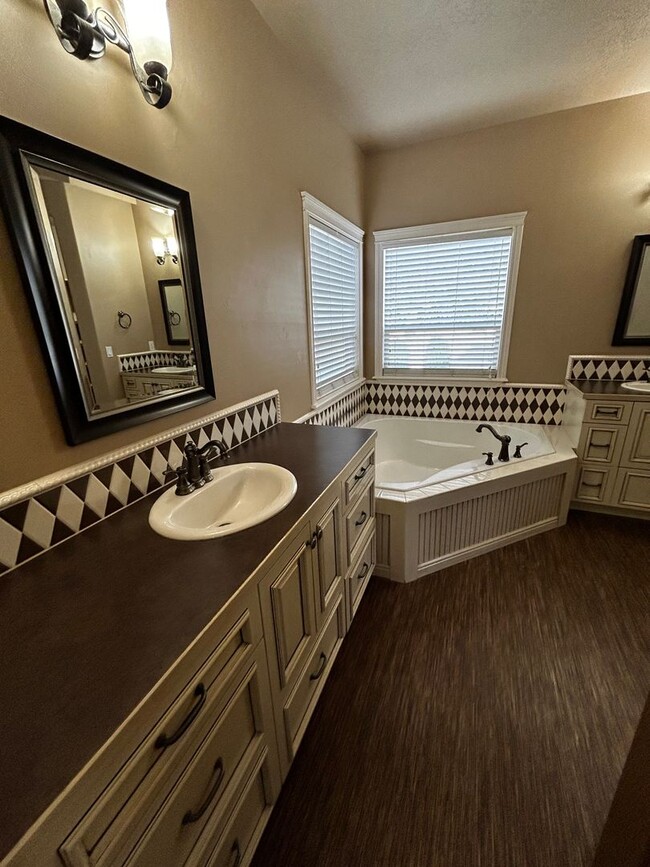 Building Photo - 3 Bedroom 2.5 Half Bath Home in Tuscany Vi...