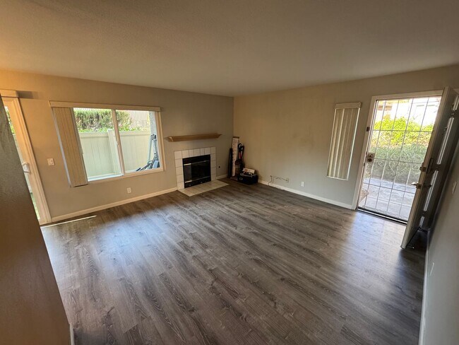 Building Photo - 2Bed - 2Bath ground level