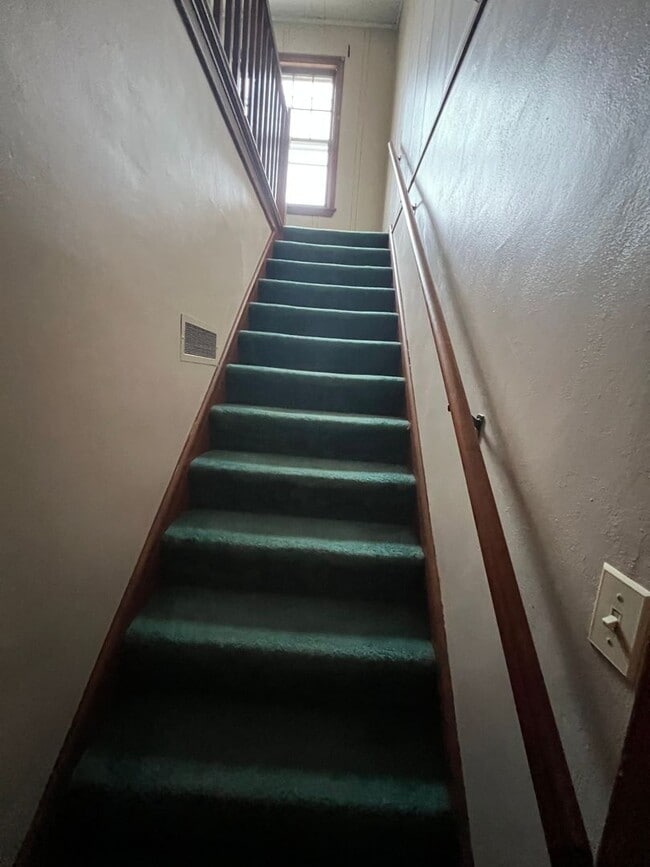 Building Photo - Very Spacious 4 Bedroom 2 1/2 Bath House Close to Campus!