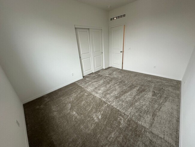 Building Photo - 1 Year Old Lenner 3 Bedroom + Loft Condo i...