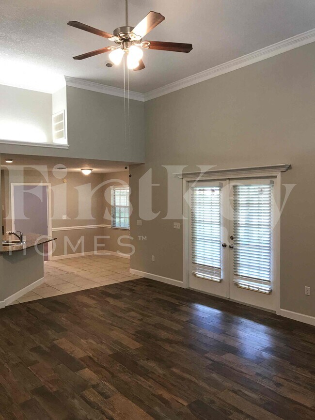 Building Photo - 2224 Palmview Cir E