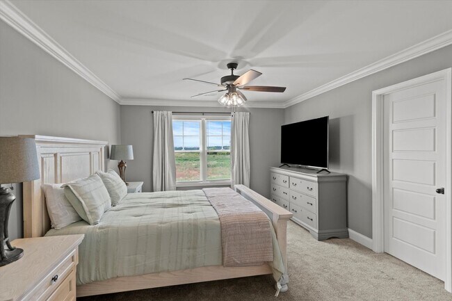 Building Photo - Fully Furnished and Move-In Ready! Flexible Lease Options Available!