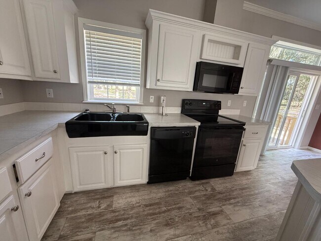 Building Photo - 640 Frank Griffin Ave