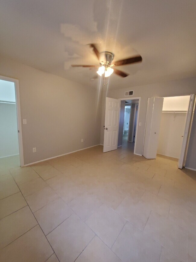 Building Photo - MOVE IN READY 2 Bed / 2 Bath – Updated – Pets Welcome – North Phoenix