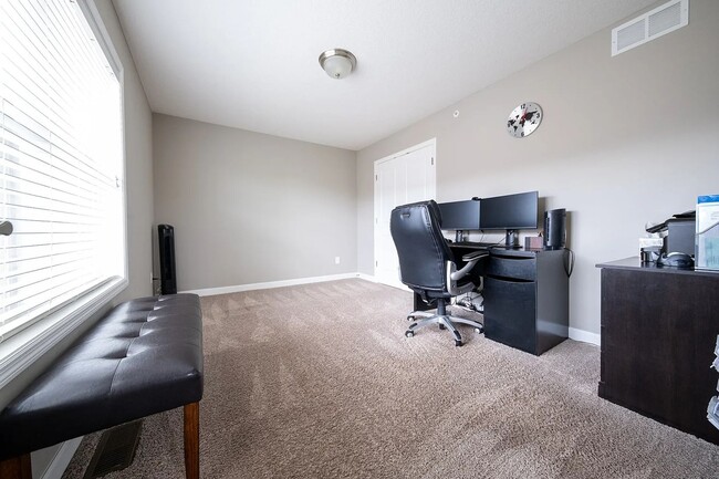 Building Photo - Rare super nice 3 bed end unit townhouse f...