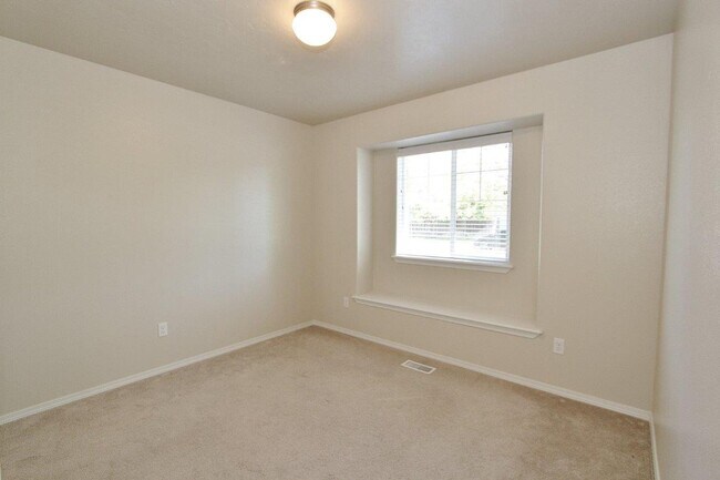 Building Photo - Immaculate Single-Level Home