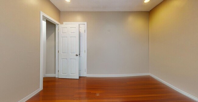 Building Photo - 315 Silver St