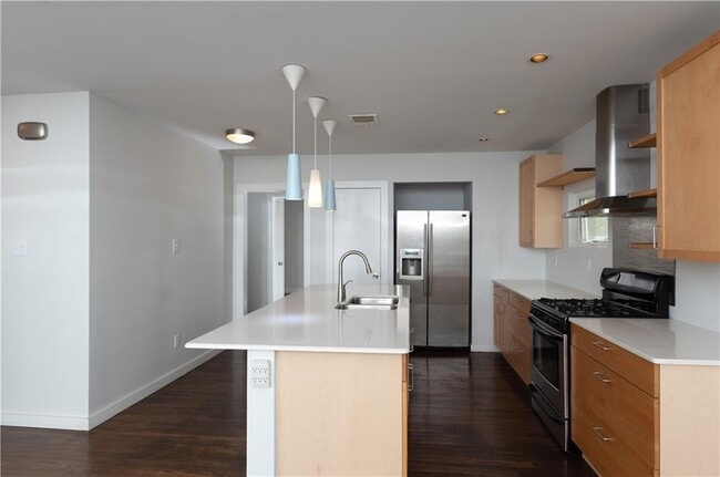 Building Photo - 1408 W 51st St