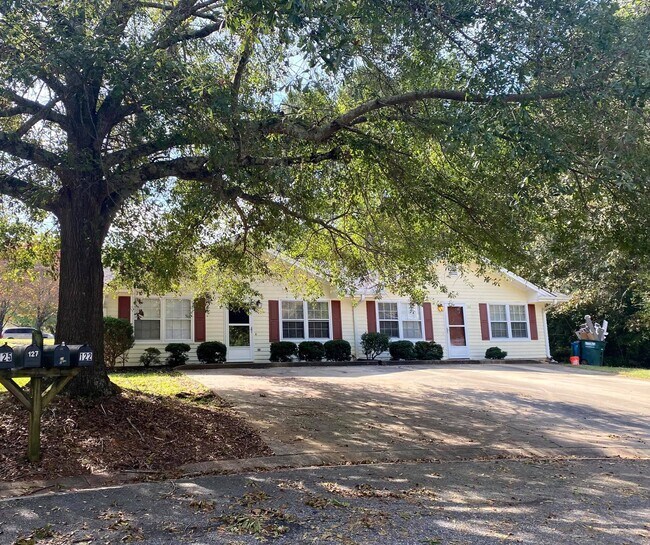Building Photo - 112 Creek Side Dr
