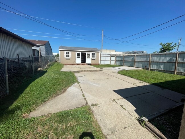 Building Photo - 3 Bedroom 2 Bathroom Fenced in Back Yard