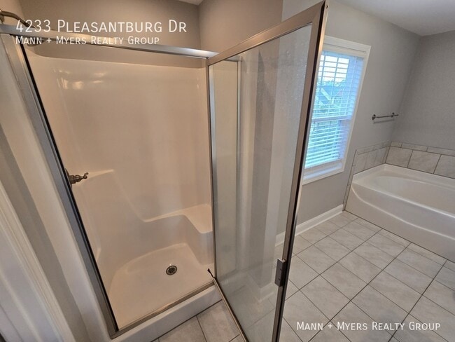 Building Photo - 4233 Pleasantburg Dr