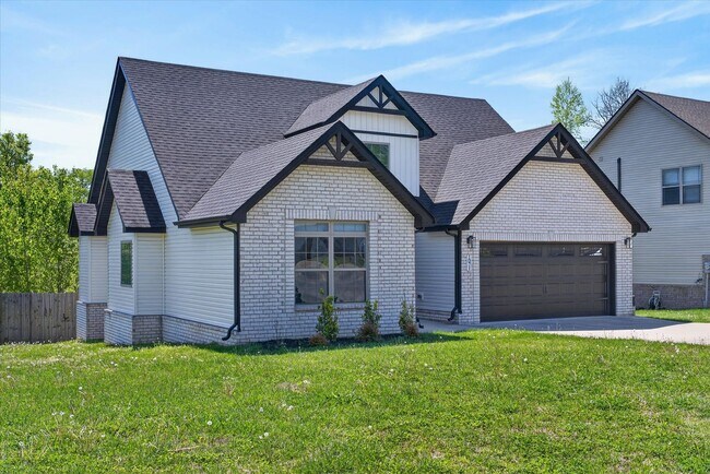 Building Photo - Pet Friendly Three Bedroom!