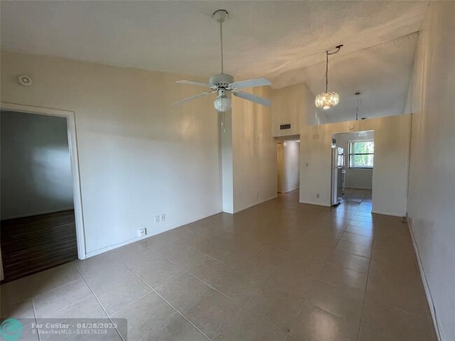 Building Photo - 9898 Nob Hill Ct