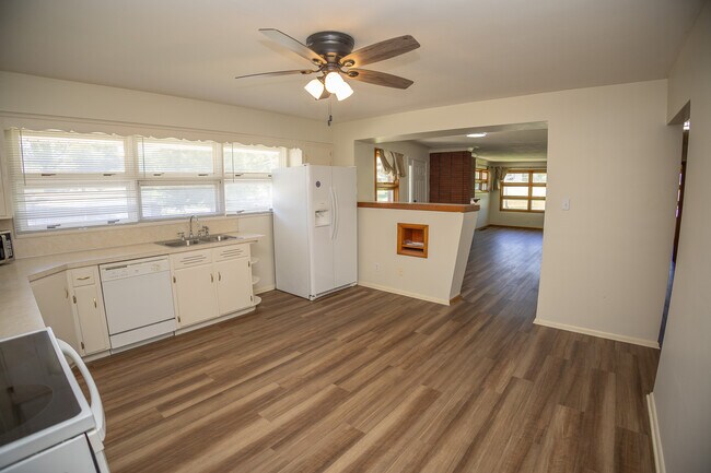 Building Photo - 2401 Willow Dr