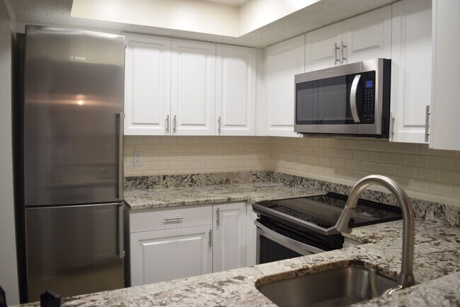 Building Photo - Updated 2 bed 2 bath condo in Midport II