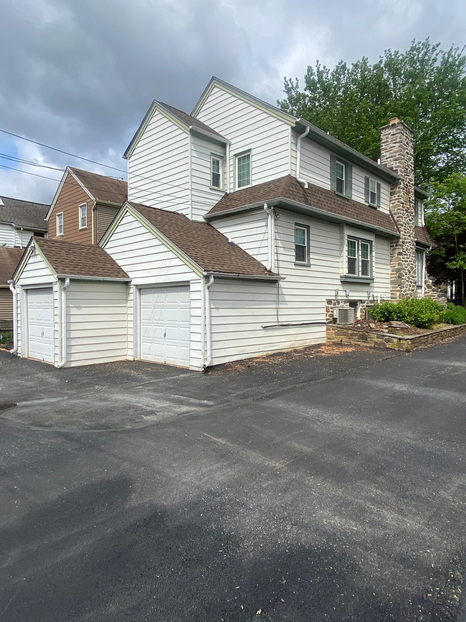 2 car garage with indoor access to house - 1404 Greywall Ln