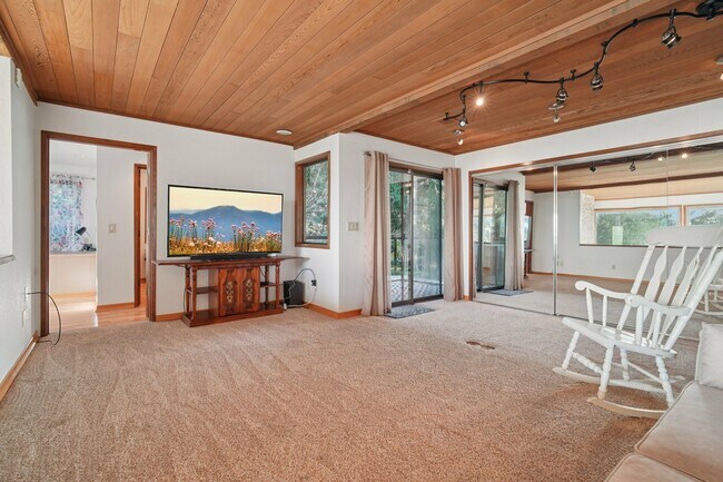 Primary Photo - 5408 Sunset Ave