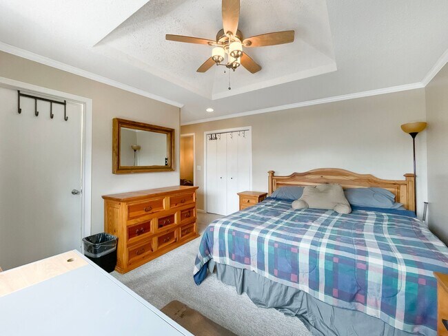 Building Photo - On Bus Route! 2bed/2.5 Bath, Sunny Town House!